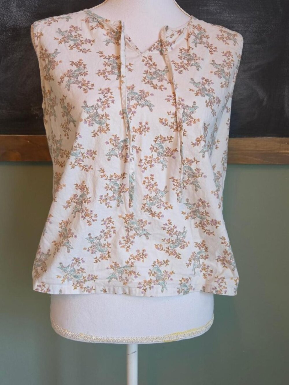 Sleeveless floral and bird prink blouse Size M Brand: Meemee